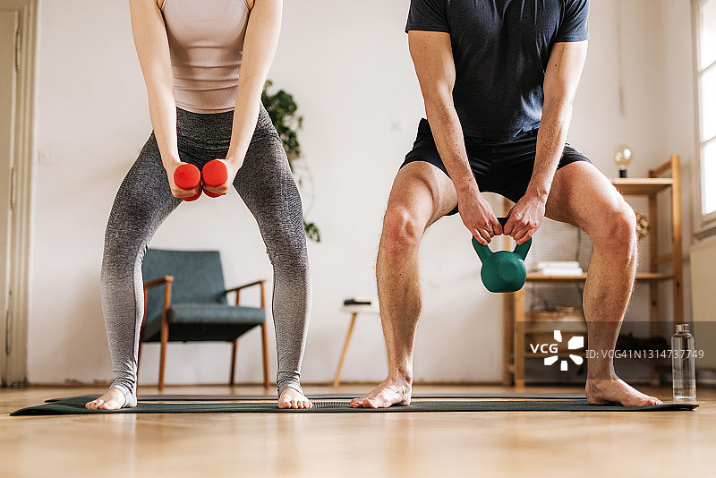 在家举重的运动情侣图片素材