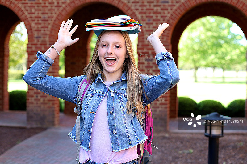 在校园里做各种手势的青少年高中生图片素材