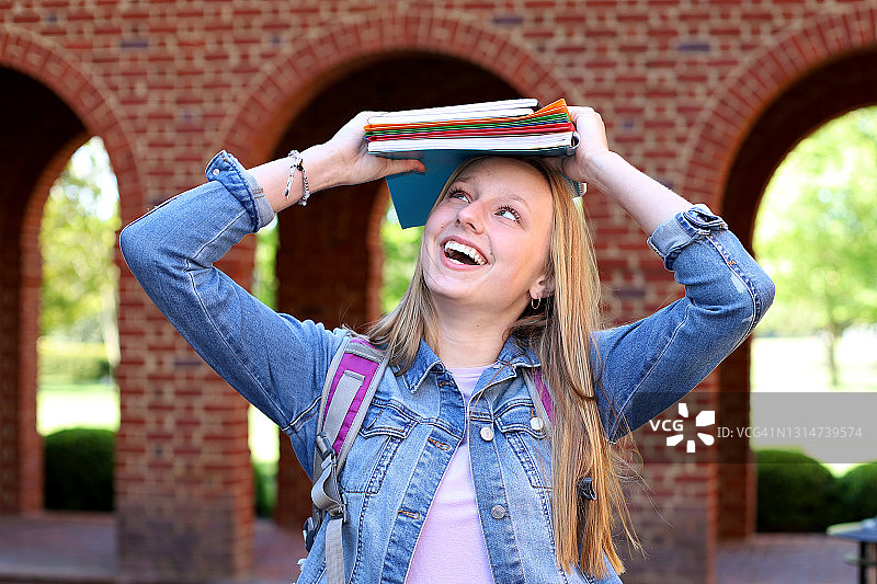 在校园里做各种手势的青少年高中生图片素材