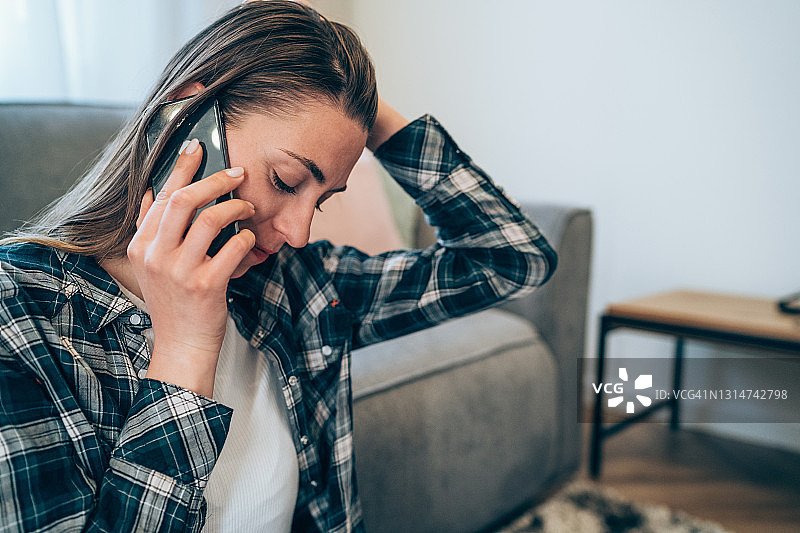 在家用手机通话的压力女人图片素材