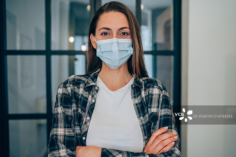 年轻女子在家中图片素材