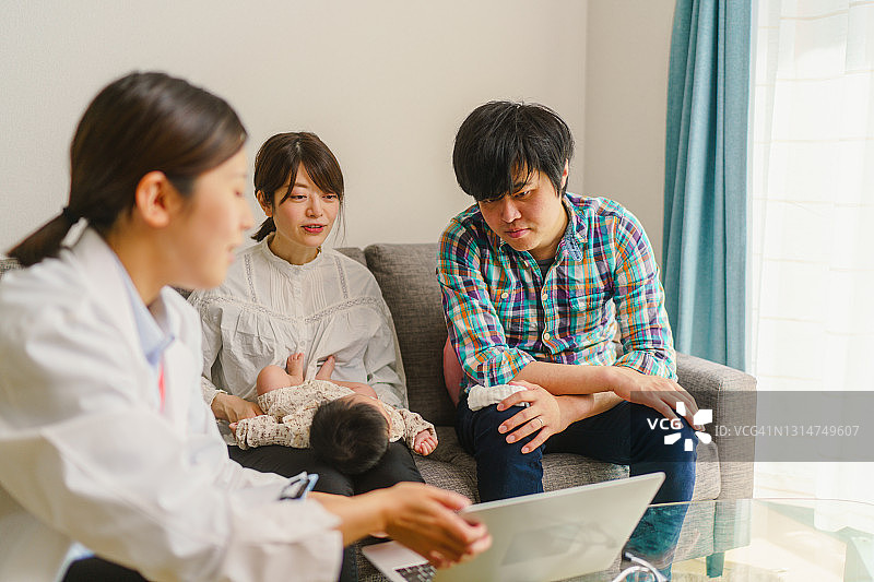 年轻女医生上门拜访她的婴儿患者并检查身体状况图片素材