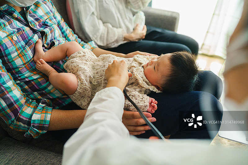 年轻女医生上门拜访她的婴儿患者并检查身体状况图片素材
