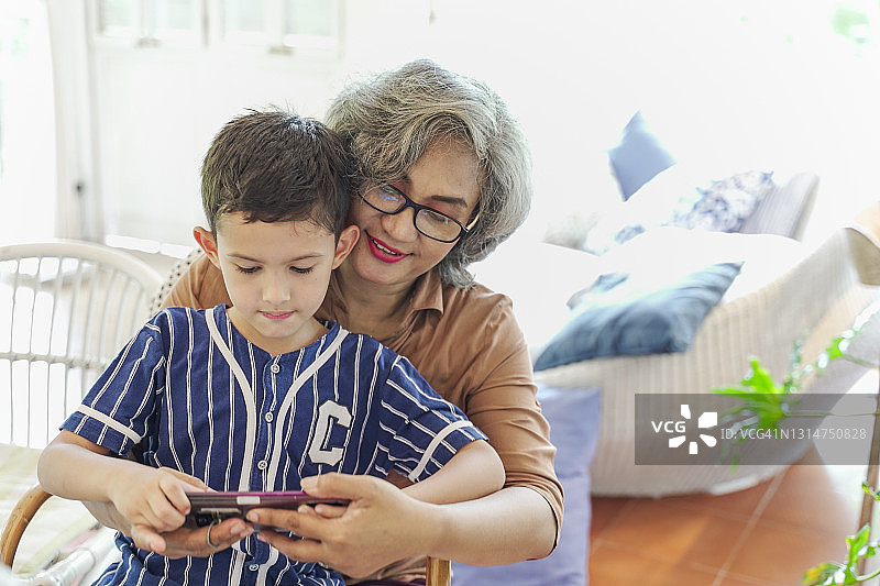 奶奶和孙子图片素材