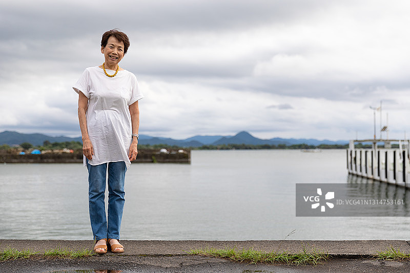 欣赏水景的日本老年妇女图片素材