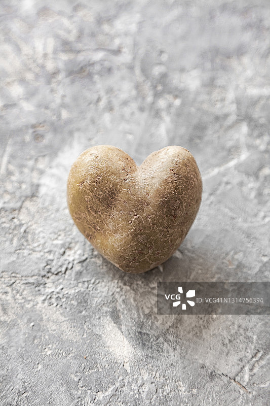 灰色混凝土背景下的心形土豆图片素材