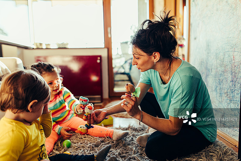 母亲为孩子们表演木偶戏图片素材