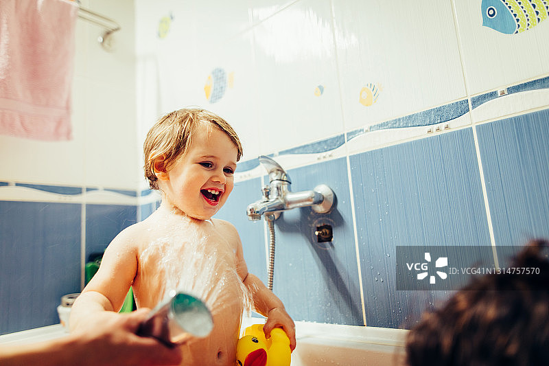 快乐的男宝宝在洗澡图片素材