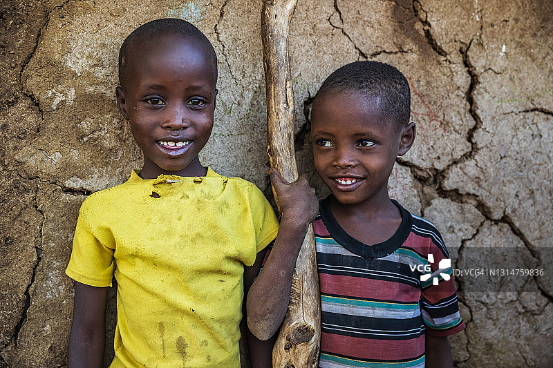 东非稀树草原村庄里的非洲儿童图片素材