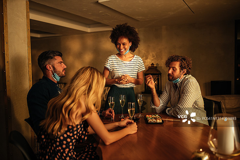 与朋友共进晚餐图片素材