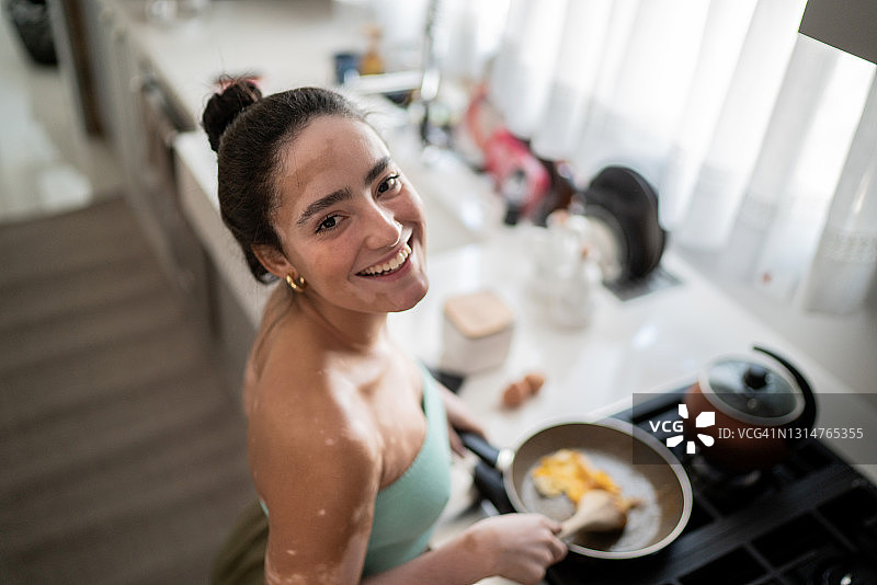 在家烹饪的年轻女人肖像图片素材