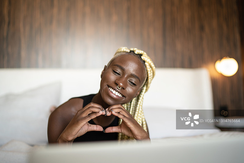 年轻女人在家用笔记本电脑进行视频通话图片素材