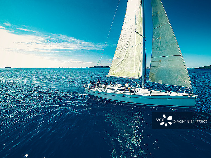 无人机视角的帆船航行图片素材