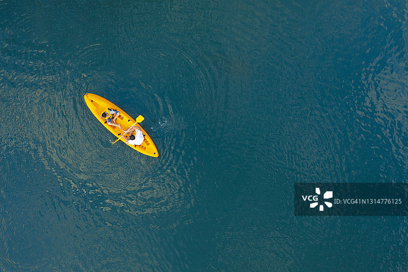 湖中皮划艇航拍图像图片素材