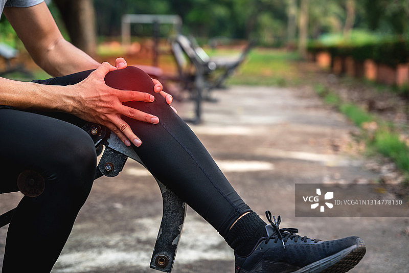 跑步者膝盖受伤特写图片素材