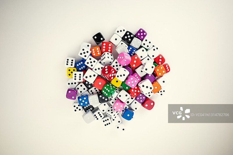 俯视不同颜色的骰子图片素材