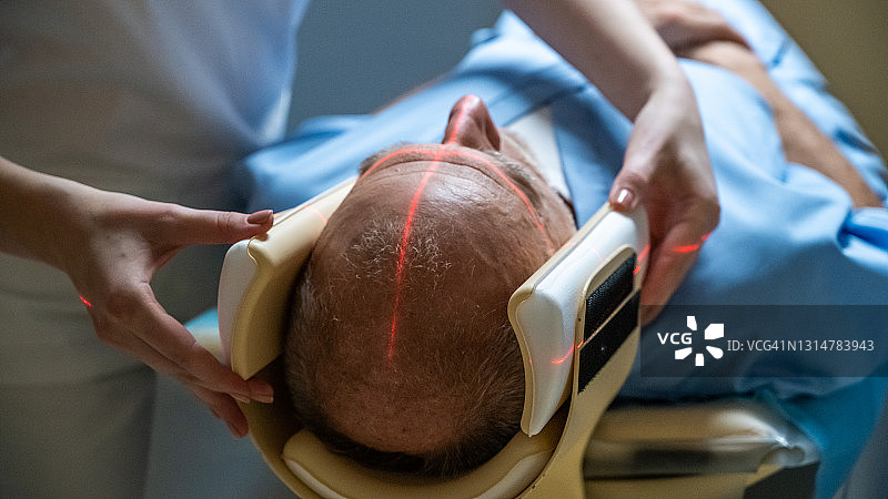 在MRI检查前调整和固定病人的头部位置图片素材