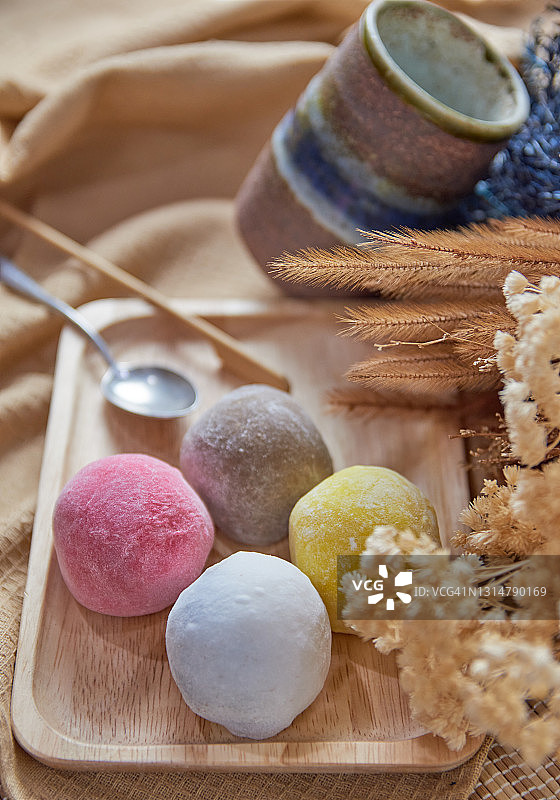 木托盘上的彩色大福饼图片素材