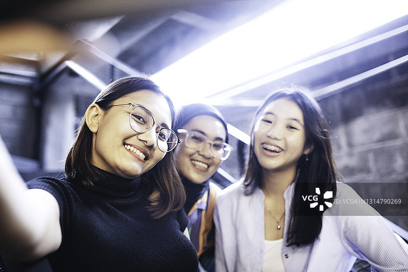 多民族学生群体在学校图片素材