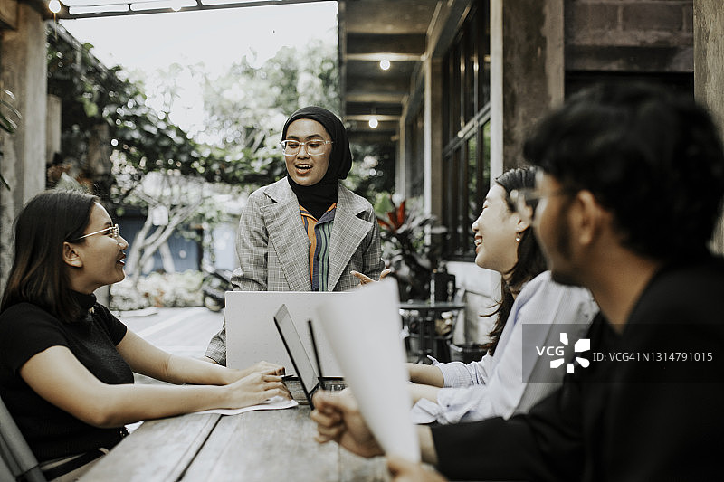 亚洲大学生在做展示图片素材