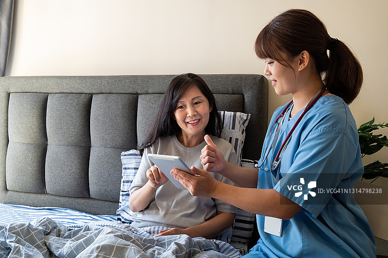 居家护理员为老年女患者加油鼓劲图片素材