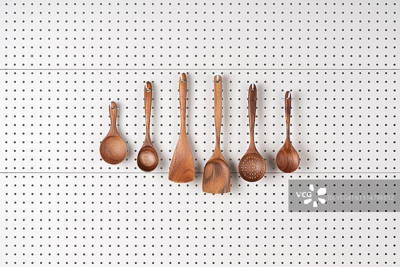 钉板上的木制厨房用具合集图片素材
