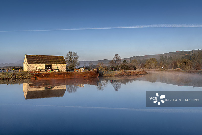 苏格兰奥古斯都堡喀里多尼亚运河的蓝天倒影图片素材