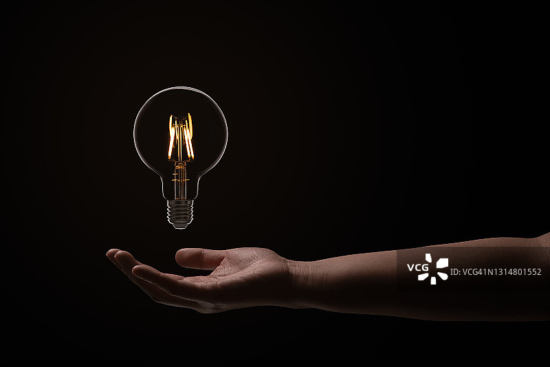 手掌上的发光灯泡图片素材