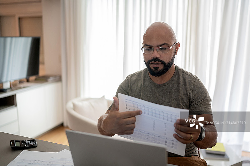 男子在家参加线上商务会议图片素材