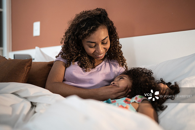 母女在家中一起躺在床上图片素材