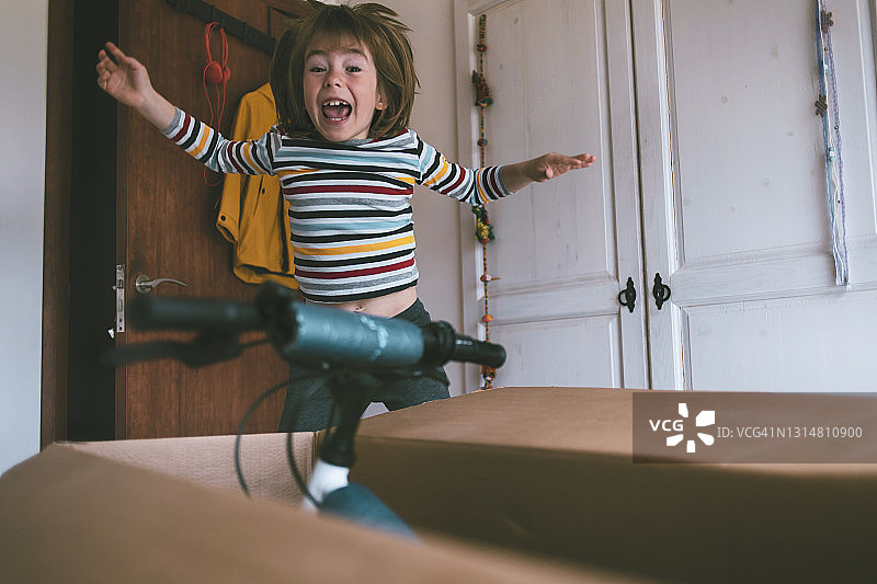 快乐男孩在网上购物后拆开新自行车图片素材