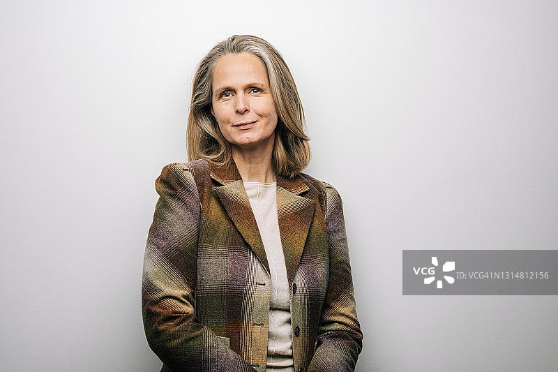 白色背景上的夹克女人图片素材