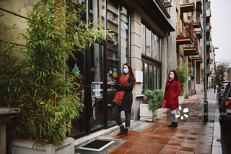 疫情期间，人们排队等候进入商店图片素材