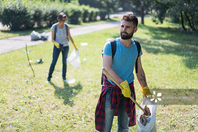人们在公园里收集垃圾图片素材