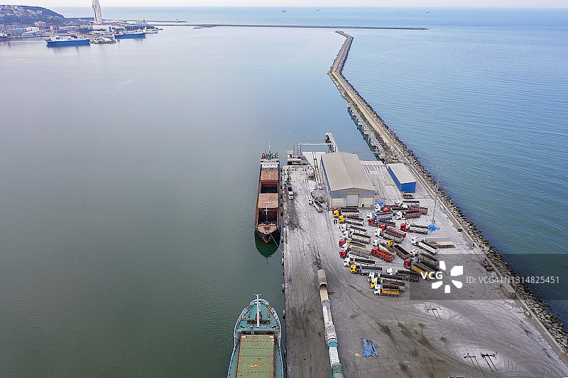 港口货船的无人机视角图片素材