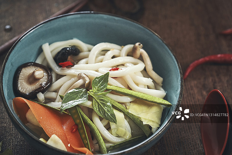 制作素食蔬菜炒乌冬面图片素材