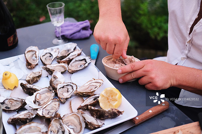 男人在吃牡蛎图片素材