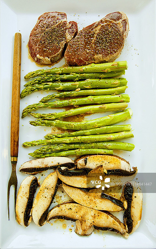 腌制牛排配芦笋和香菇图片素材