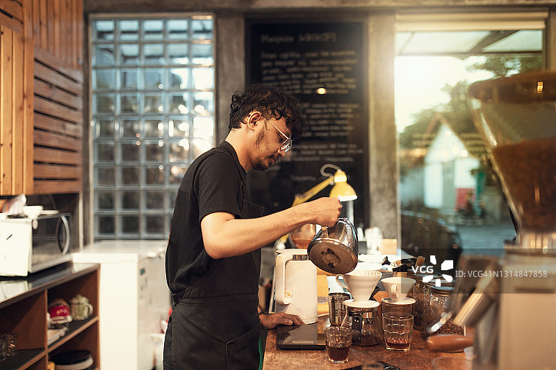 女人在咖啡店点单图片素材