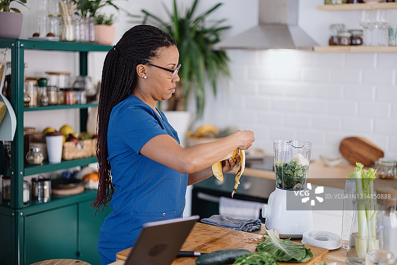 医护人员在家准备早餐奶昔图片素材