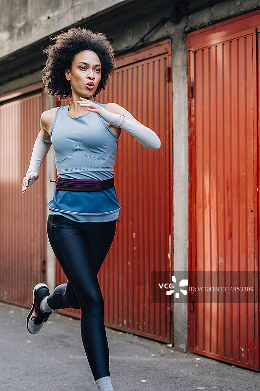 自信的女士在街上 sprint图片素材