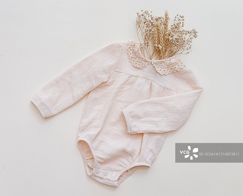 带花纹的新生儿连体衣，俯视图，复制区域图片素材