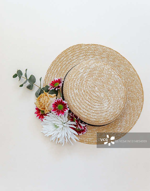 夏日春季概念：鲜花编织草帽图片素材