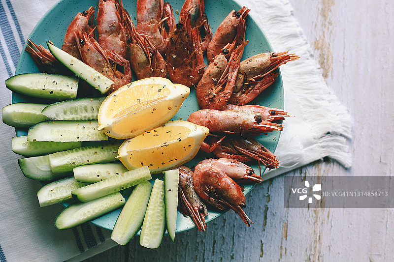 美味开胃菜：炸虾、柠檬和黄瓜条配酱汁图片素材