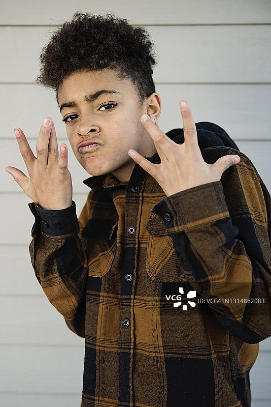 户外可爱混血青春期前男孩的肖像图片素材