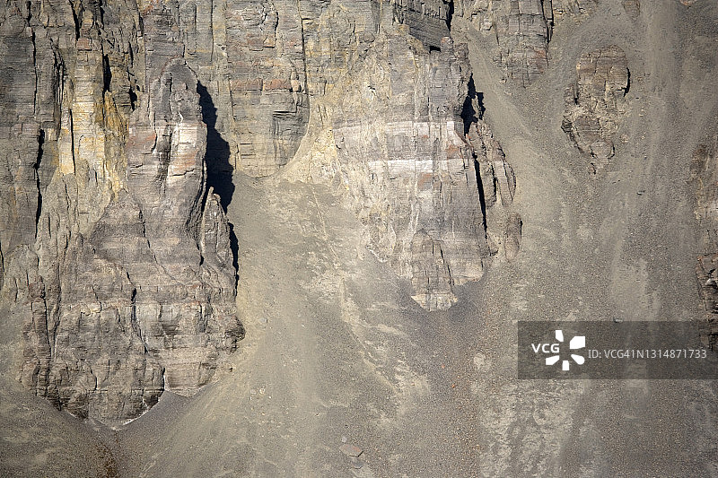 西北航道中由白云石和砂岩沉积岩构成的悬崖图片素材