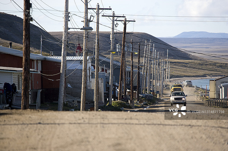 加拿大北极地区一條排列着电线杆的街道图片素材