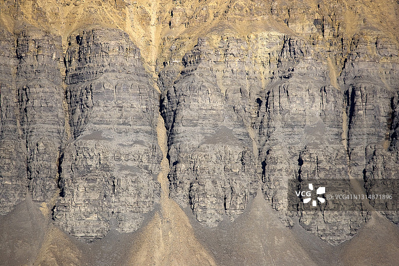 西北航道中由白云石和砂岩沉积岩构成的悬崖图片素材