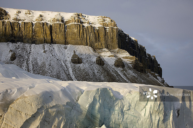 悬崖边的冰川，黄昏时分图片素材