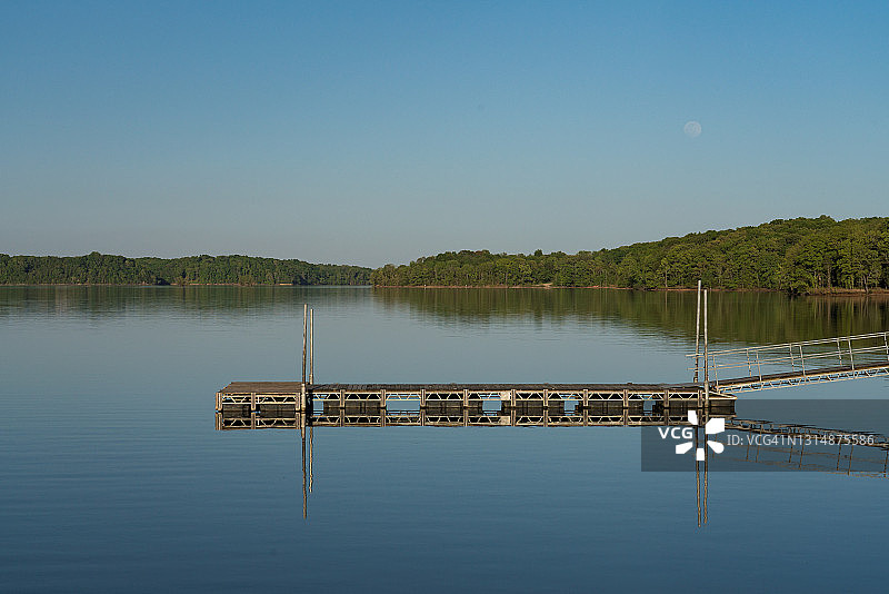 静谧湖上的码头图片素材
